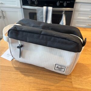 NWT Herschel Supply Co. Chapter Travel Kit in Blanc de Blanc Ripstop Black